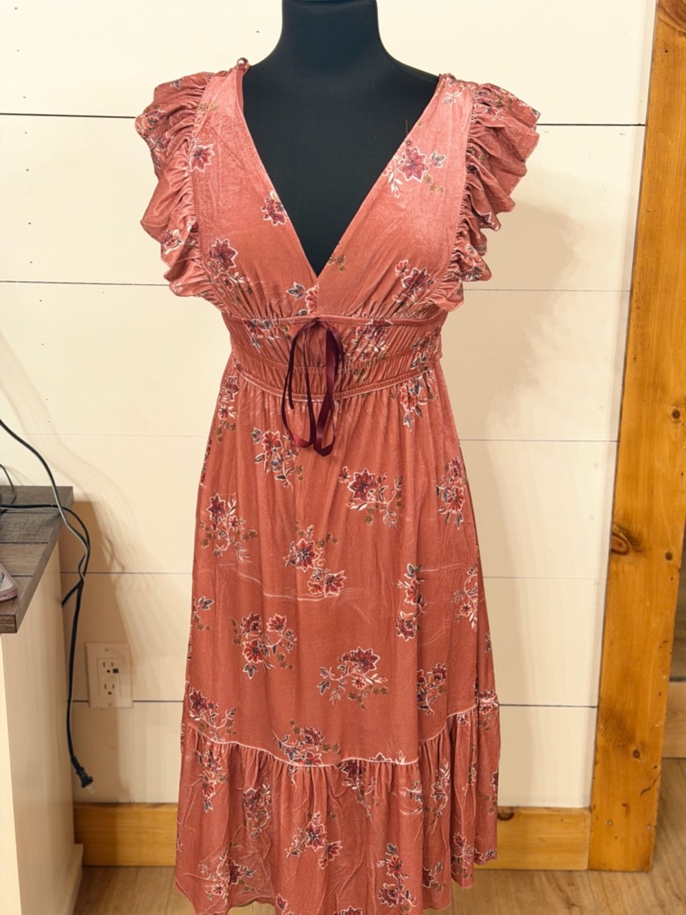 Francesca's Collection Rose-Mauve Floral V-Neck Midi Dress